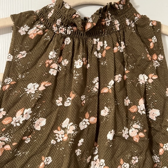 Green tank top. - Picture 2 of 5